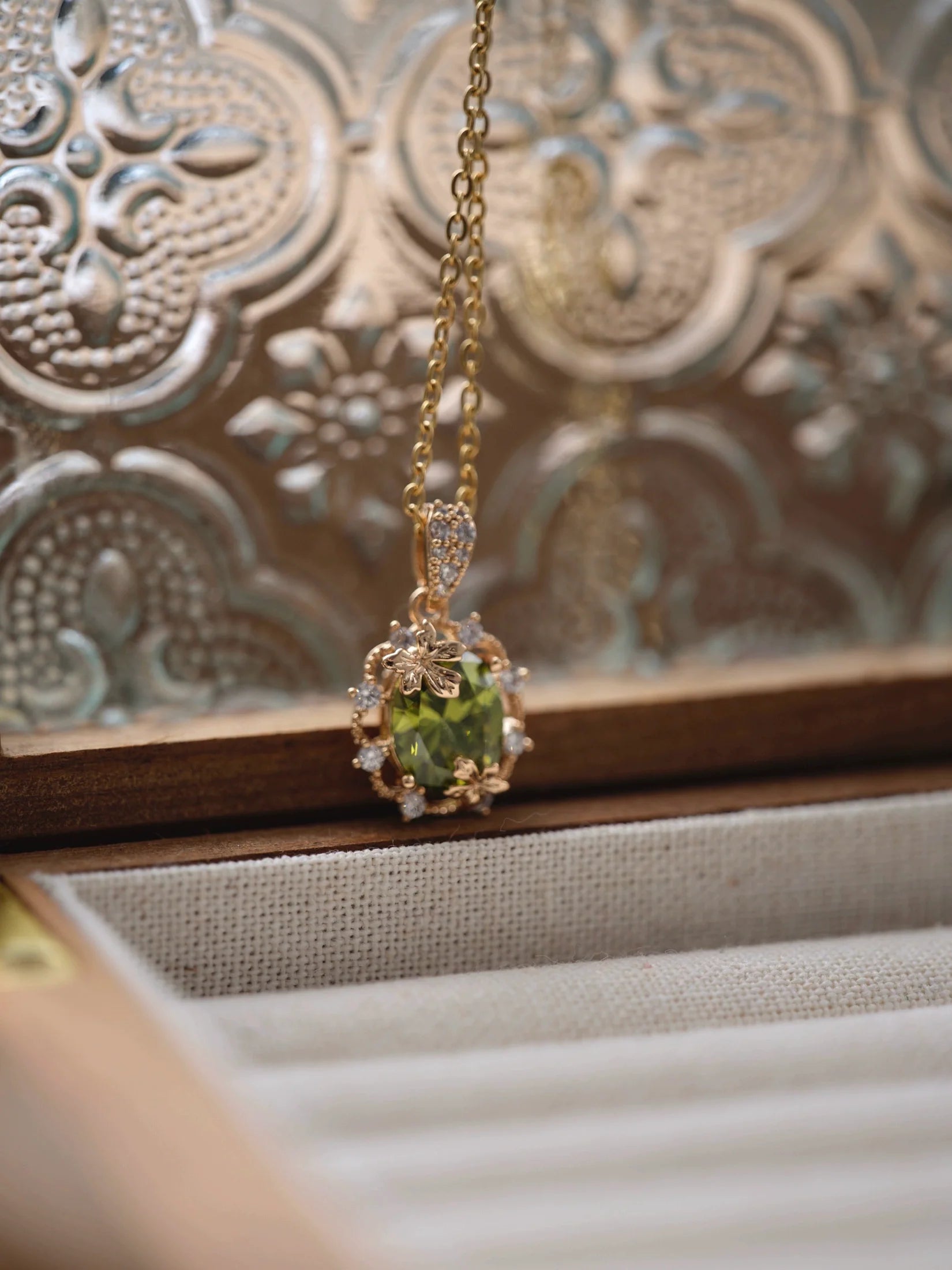 Emerald Forest Dreams Collection – Olive Green Zircon Maple Leaf Jewelry Set (Stud Earrings, Ear Cuff, Bracelet, Necklace) Emerald Forest Dreams Collection – Olive Green Zircon Maple Leaf Jewelry Set (Stud Earrings, Ear Cuff, Bracelet, Necklace)