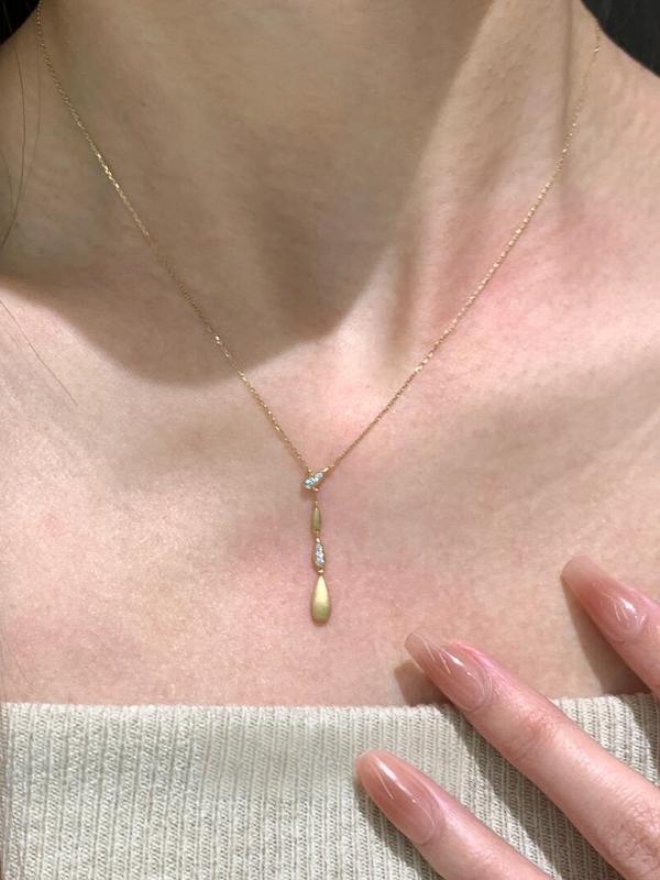 minimalist gold necklace