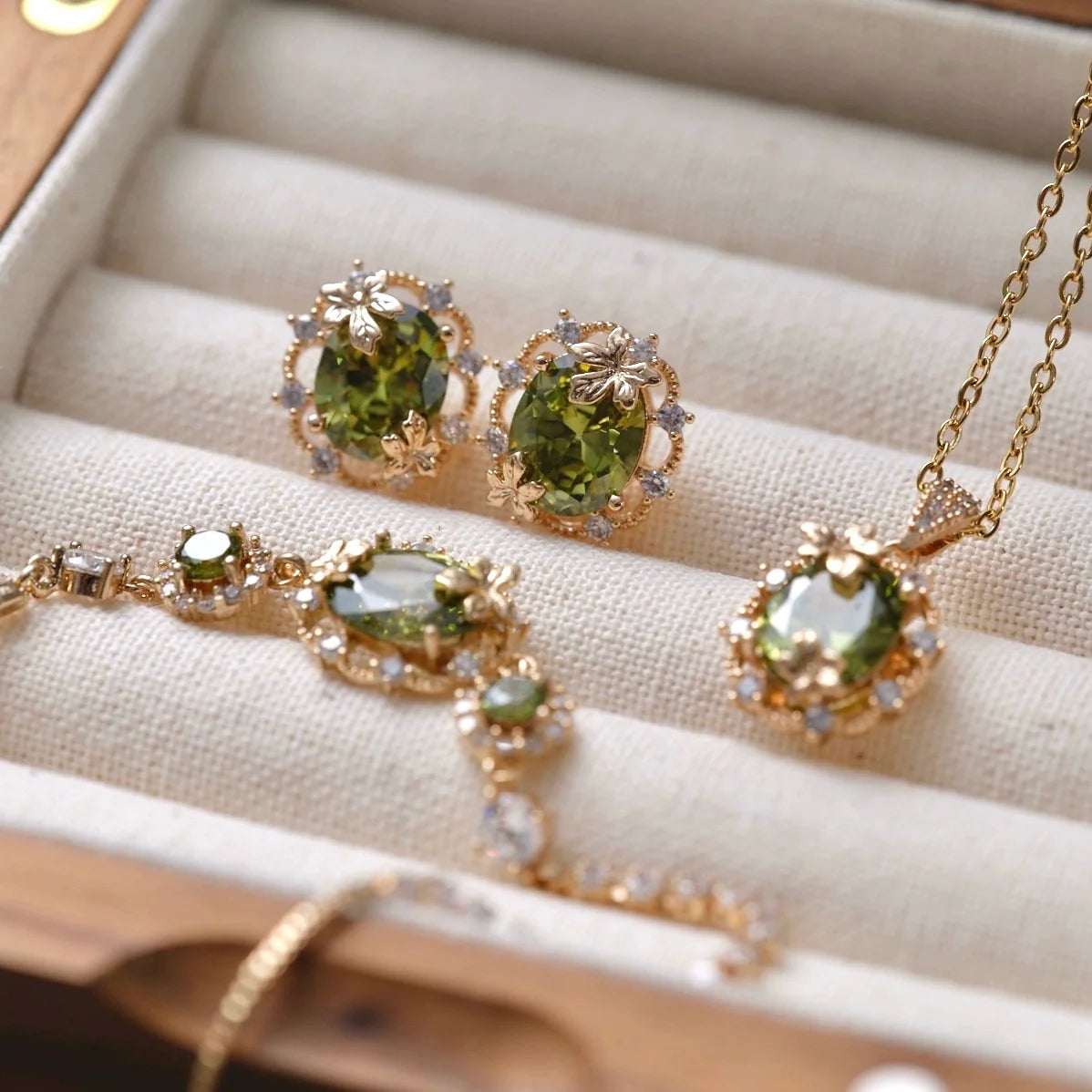 Emerald Forest Dreams Collection – Olive Green Zircon Maple Leaf Jewelry Set (Stud Earrings, Ear Cuff, Bracelet, Necklace) Emerald Forest Dreams Collection – Olive Green Zircon Maple Leaf Jewelry Set (Stud Earrings, Ear Cuff, Bracelet, Necklace)