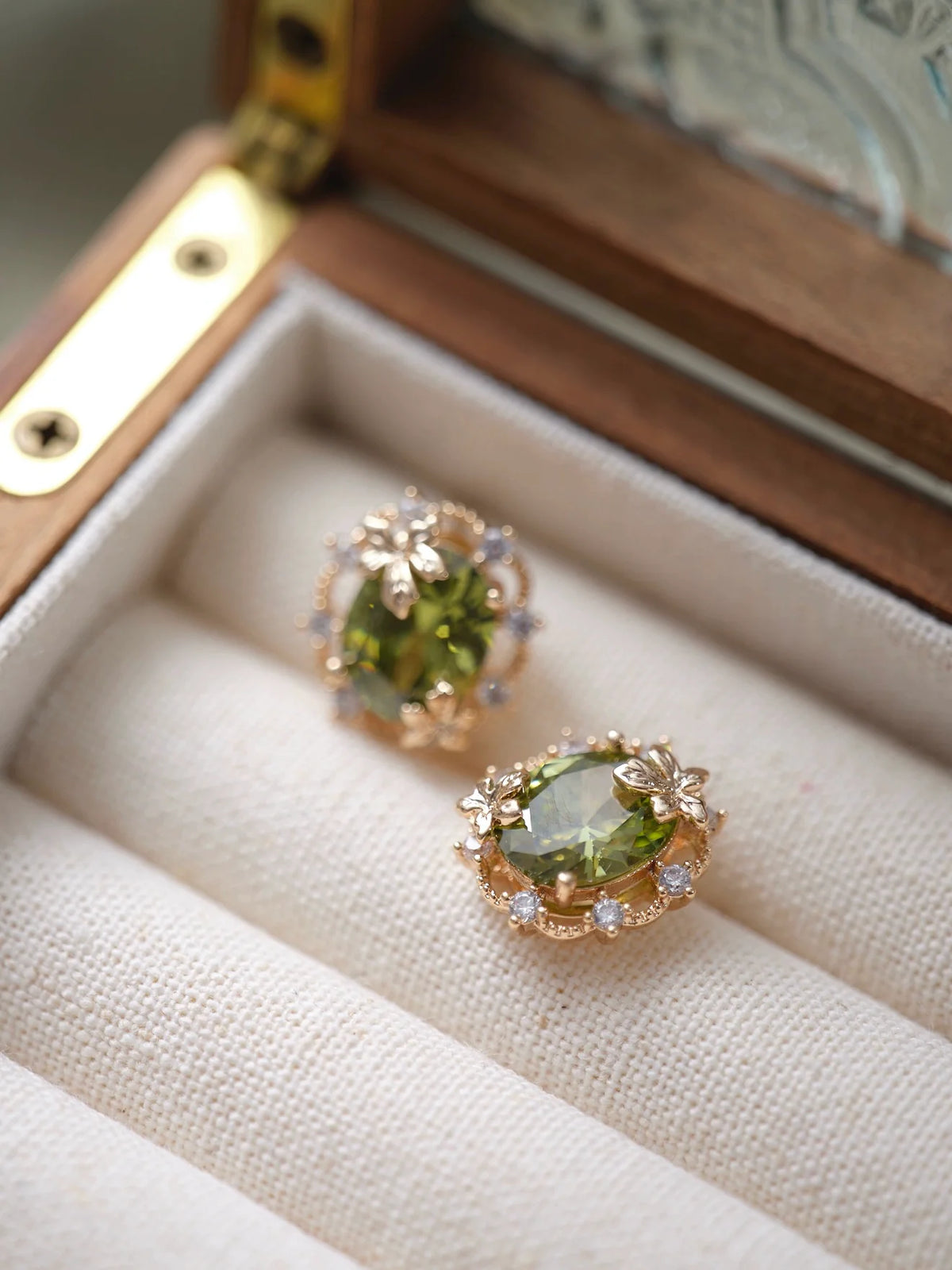 Emerald Forest Dreams Collection – Olive Green Zircon Maple Leaf Jewelry Set (Stud Earrings, Ear Cuff, Bracelet, Necklace)