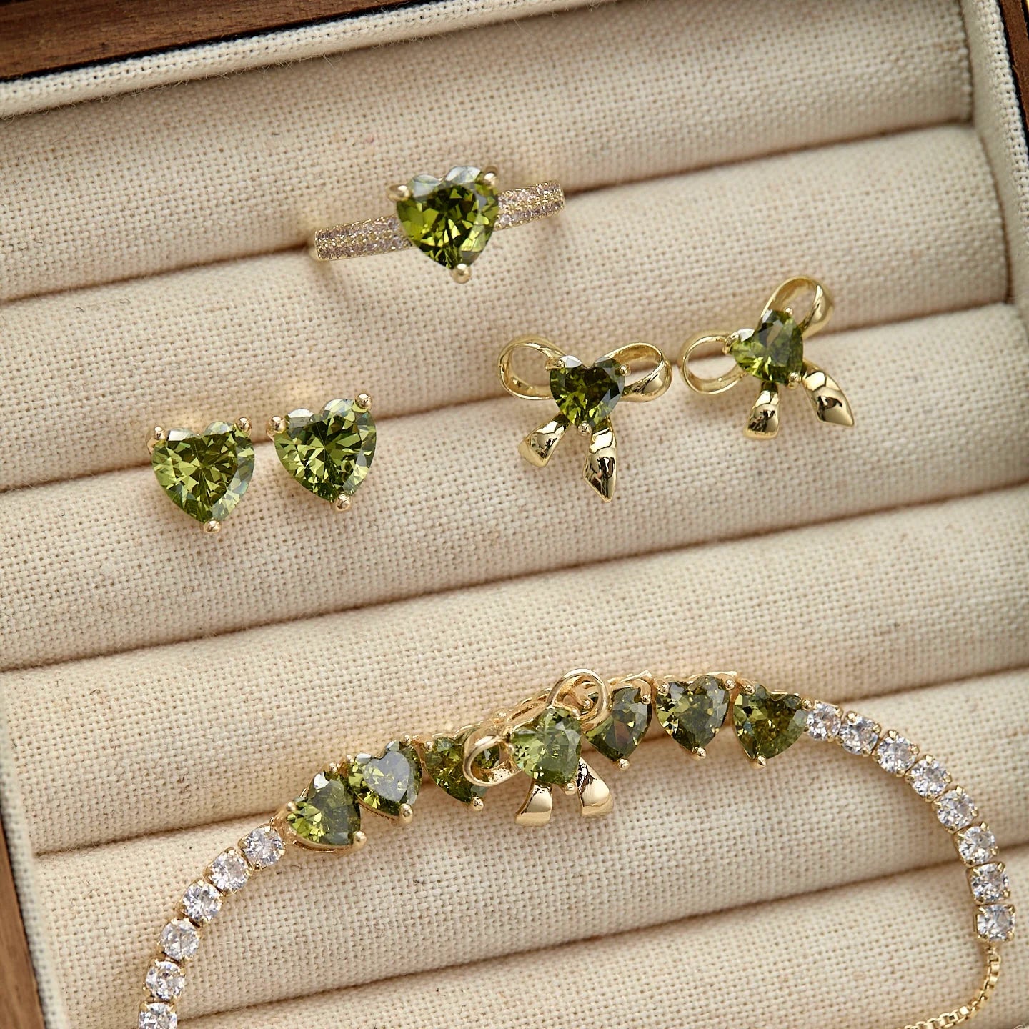 Misty Forest Olive Green Zircon Heart & Bow Jewelry Set – Earrings, Ear Cuffs & Bracelet, Vintage-Inspired Sparkling Design Misty Forest Olive Green Zircon Heart & Bow Jewelry Set – Earrings, Ear Cuffs & Bracelet, Vintage-Inspired Sparkling Design
