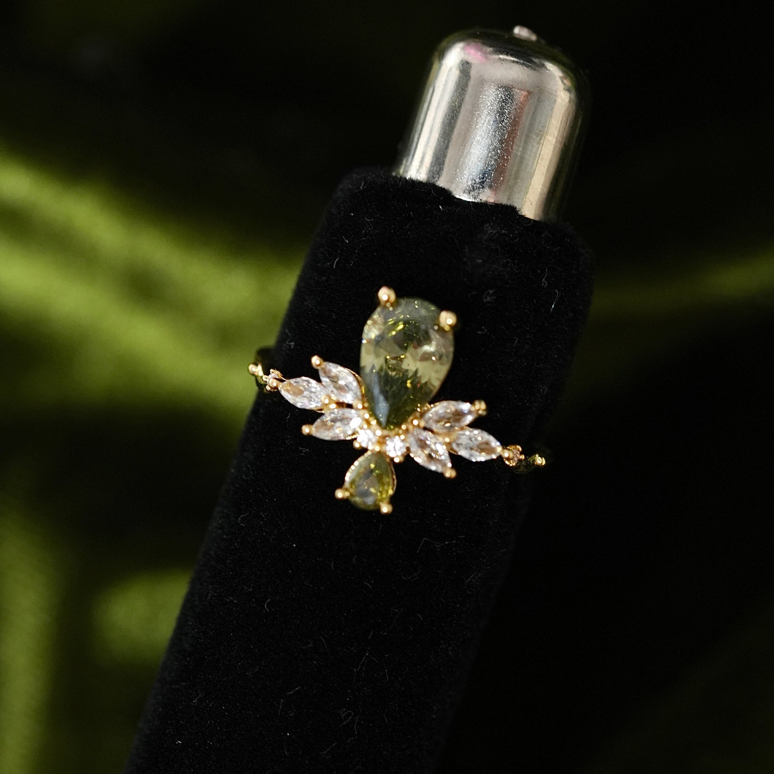 Vintage Drop Green Stone Cocktail Ring Vintage Drop Green Stone Cocktail Ring