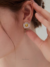Sunny Daisy Bloom Earrings