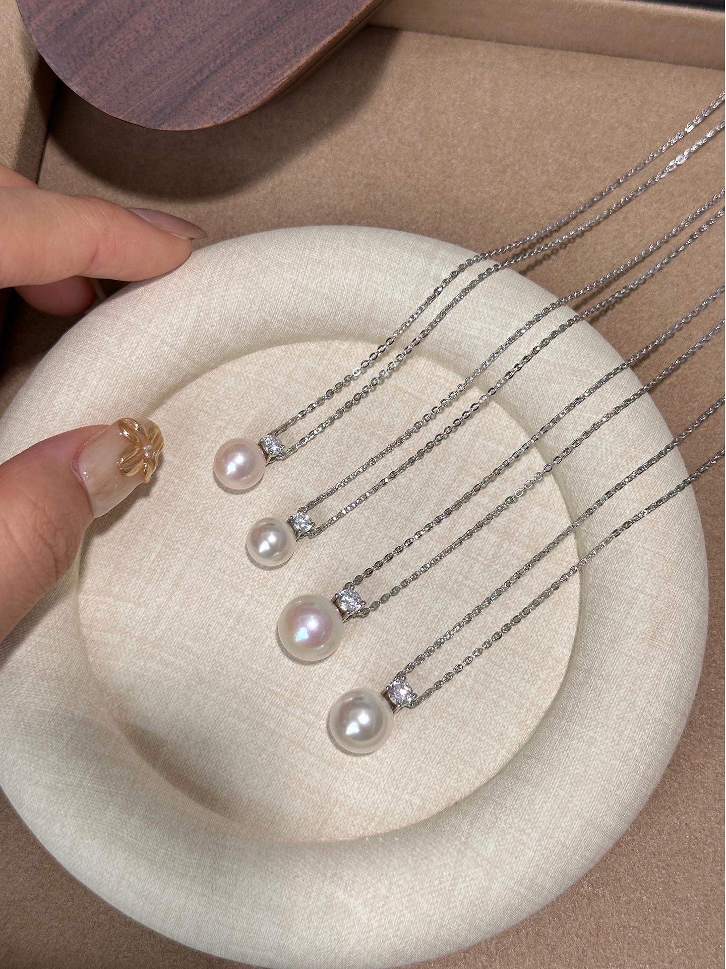 minimalist silver necklace