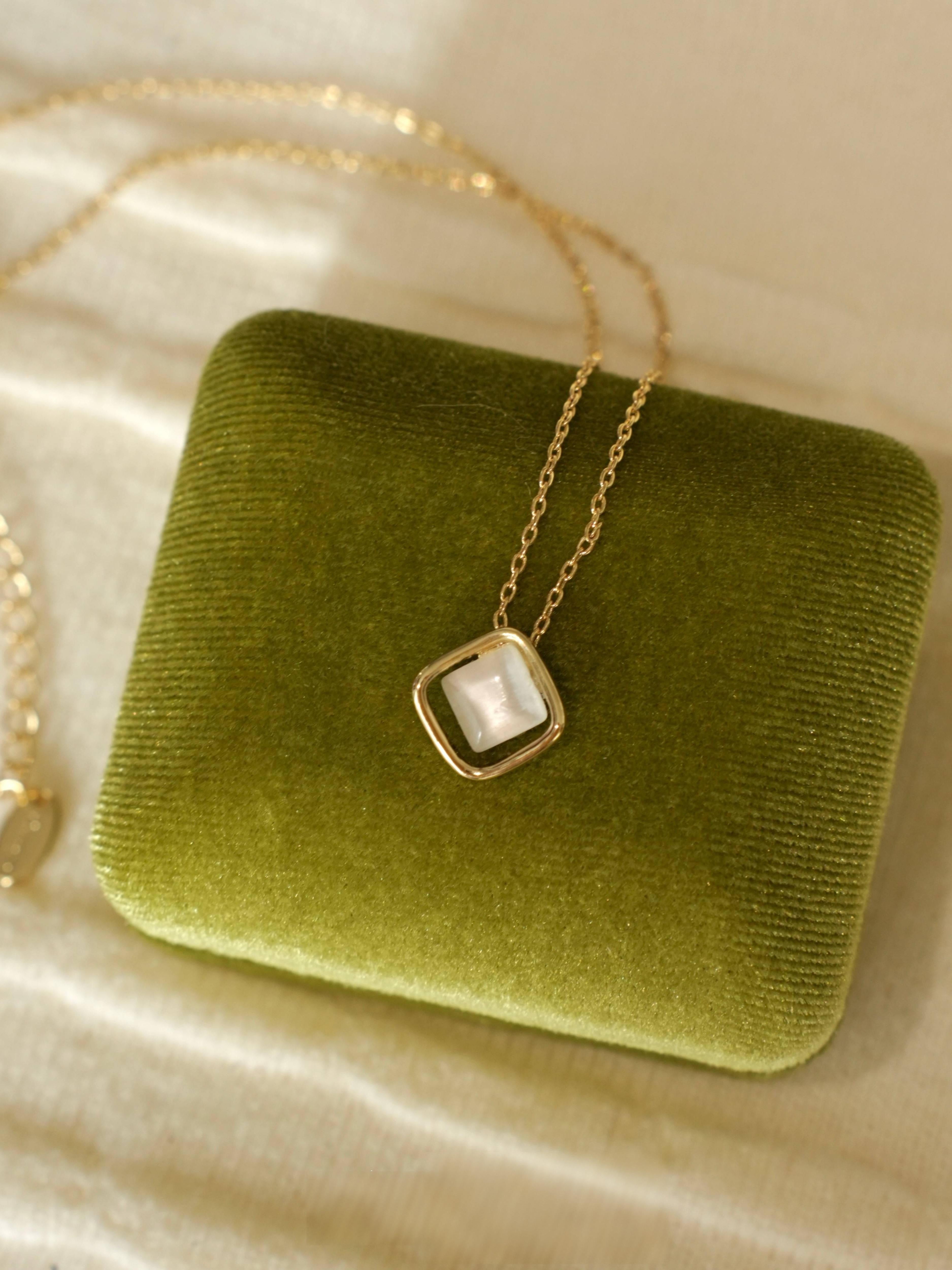 dainty gold necklace