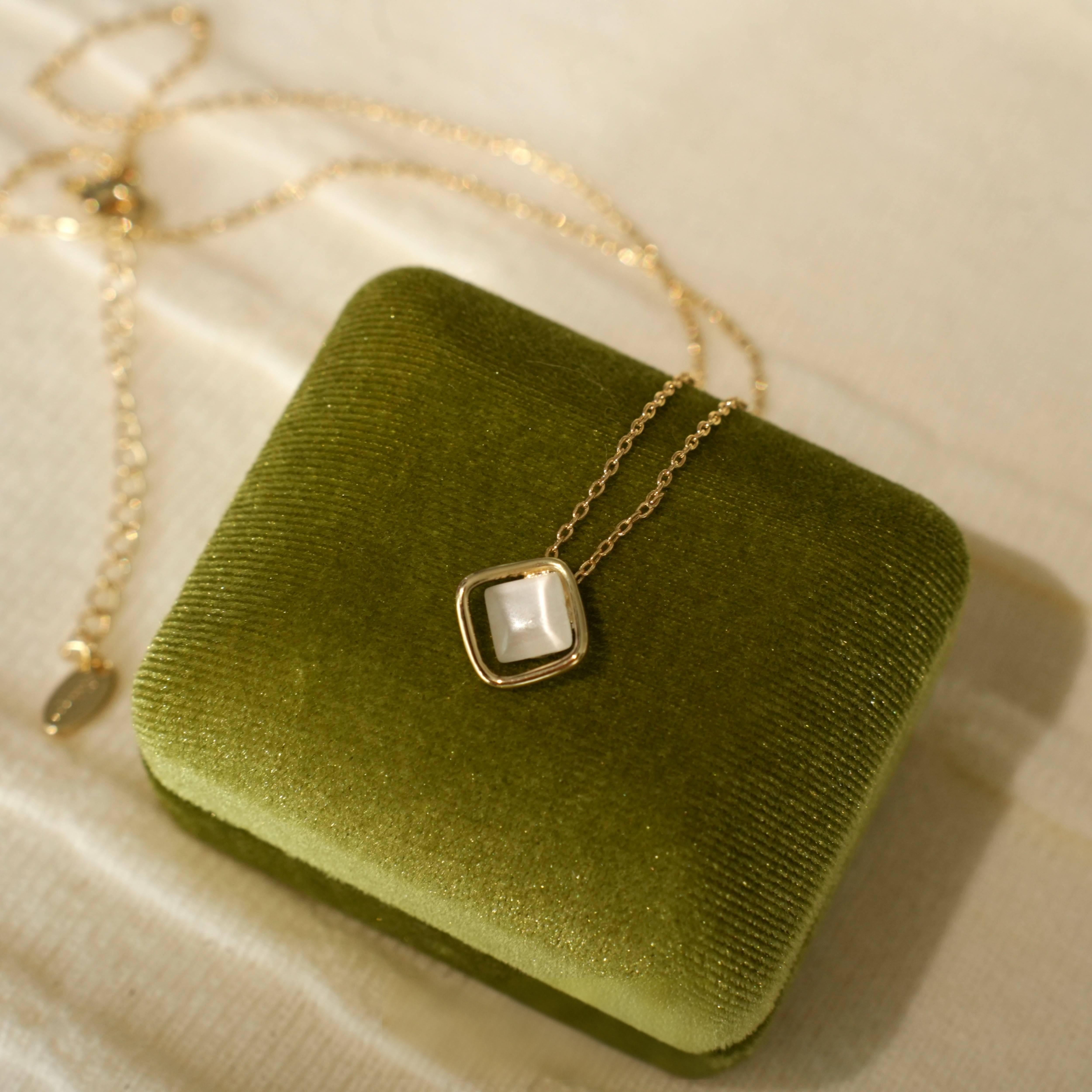 dainty gold necklace